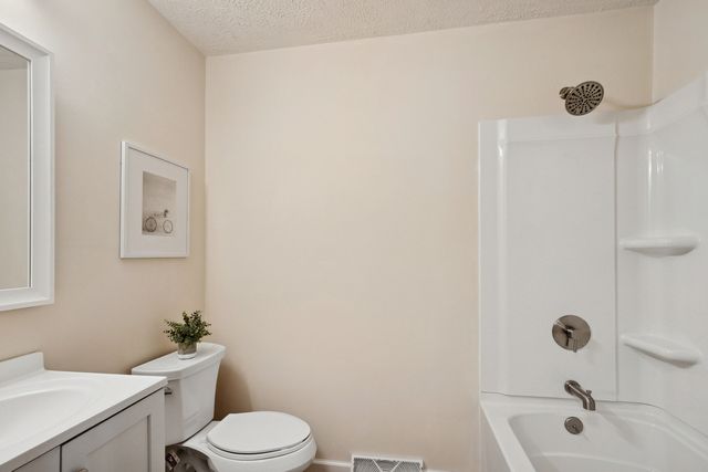 33430 N Hunt Club Road, Libertyville, IL 60048