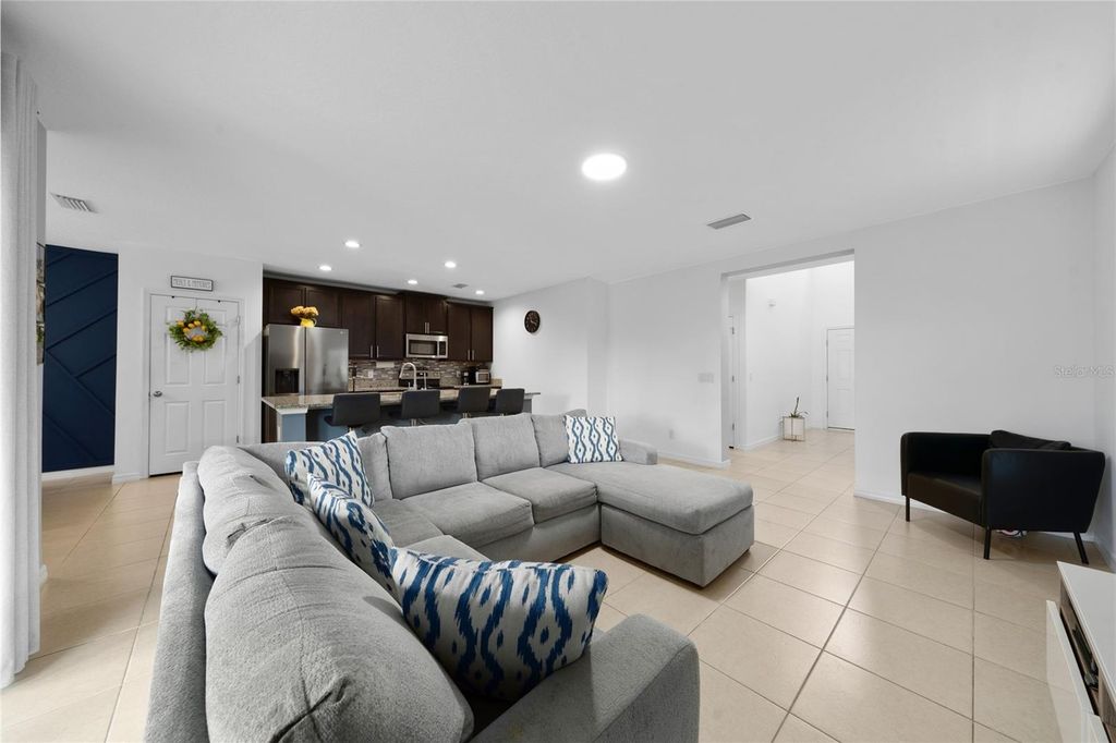 Image 15 of property listing at 454 ANNABELLE WAY, Davenport, FL 33837