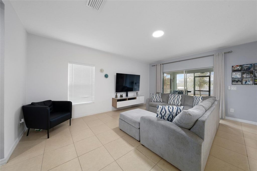 Image 5 of property listing at 454 ANNABELLE WAY, Davenport, FL 33837