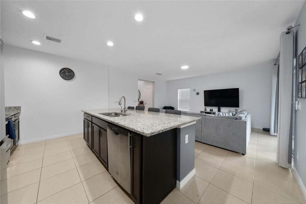 Image 8 of property listing at 454 ANNABELLE WAY, Davenport, FL 33837