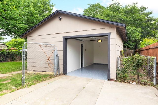 829 Yale Street, River Oaks, TX 76114