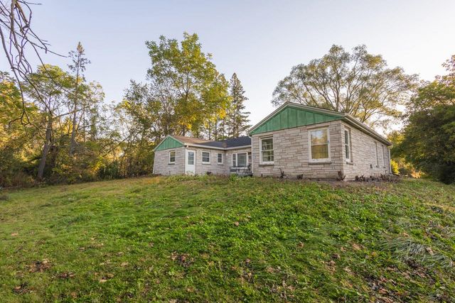 10019 N Cedarburg ROAD, Mequon, WI 53092