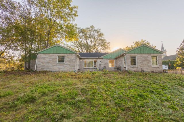 10019 N Cedarburg ROAD, Mequon, WI 53092