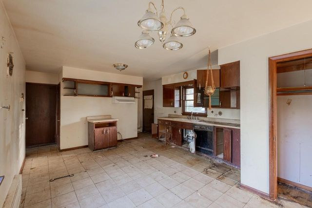 10019 N Cedarburg ROAD, Mequon, WI 53092