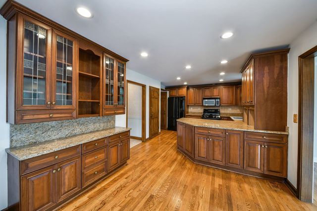 2230 Barger Court, Wheaton, IL 60189
