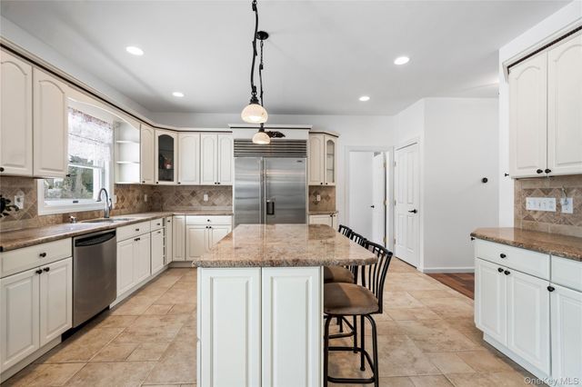 5 Pine Street, Plainview, NY 11803