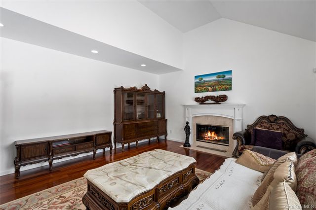 5 Pine Street, Plainview, NY 11803