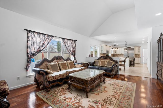 5 Pine Street, Plainview, NY 11803