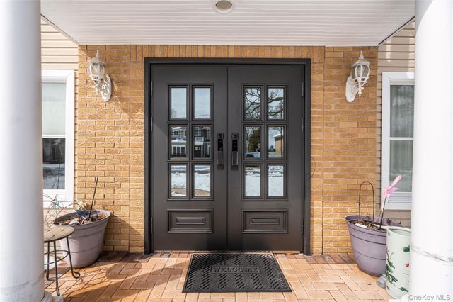 5 Pine Street, Plainview, NY 11803