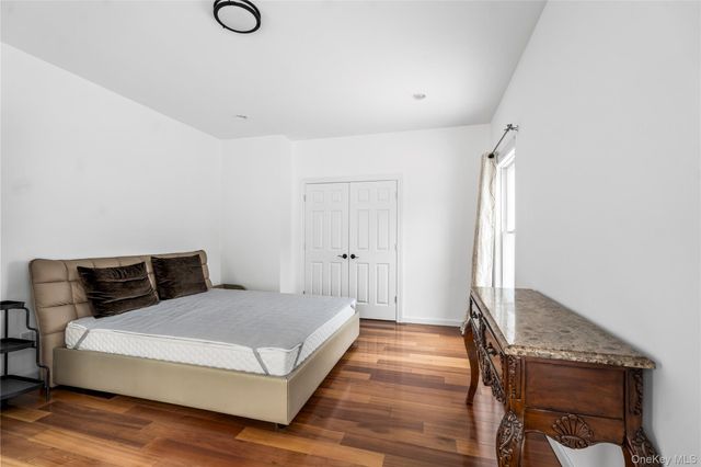 5 Pine Street, Plainview, NY 11803