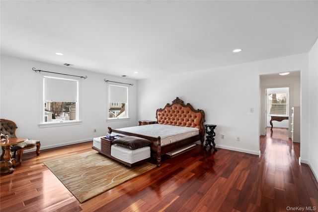 5 Pine Street, Plainview, NY 11803