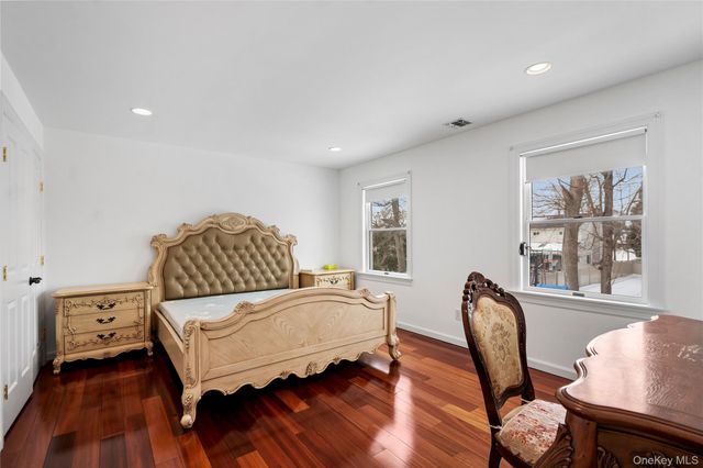 5 Pine Street, Plainview, NY 11803