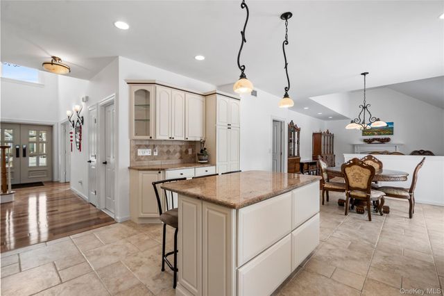 5 Pine Street, Plainview, NY 11803