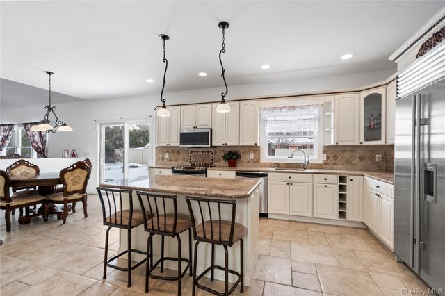 5 Pine Street, Plainview, NY 11803