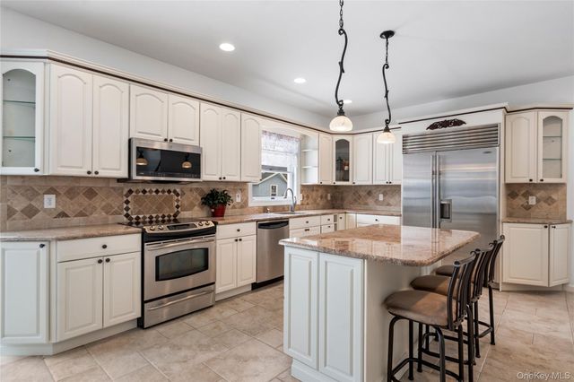 5 Pine Street, Plainview, NY 11803