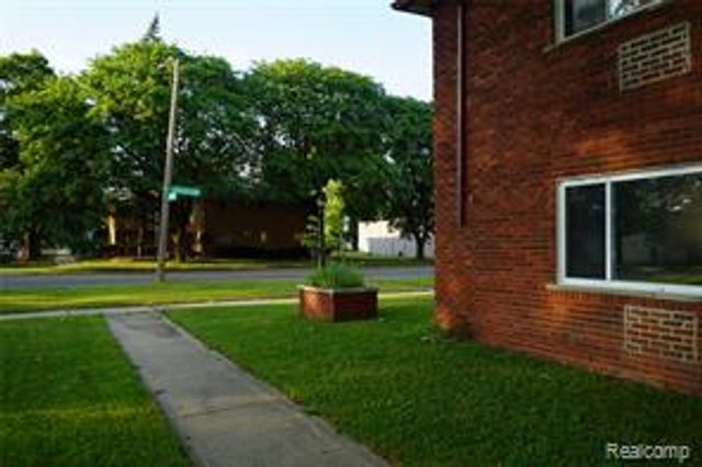 18741 Schoolcraft, Detroit, MI 48223