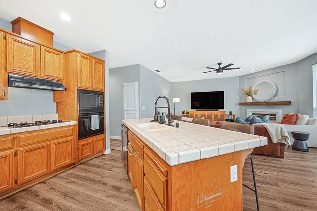 8000 Auburn Oaks Village Ln, Citrus Heights, CA 95610