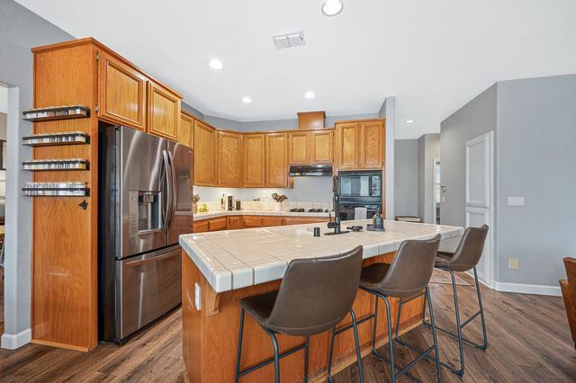 8000 Auburn Oaks Village Ln, Citrus Heights, CA 95610