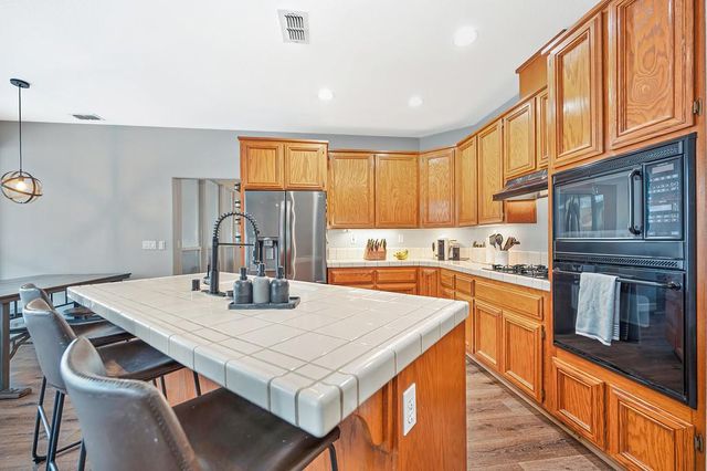 8000 Auburn Oaks Village Ln, Citrus Heights, CA 95610