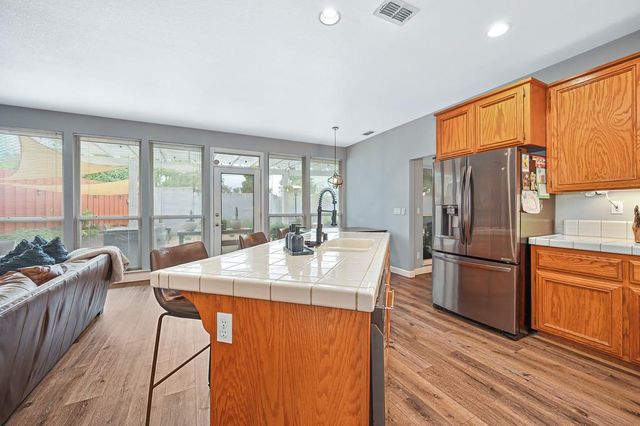 8000 Auburn Oaks Village Ln, Citrus Heights, CA 95610