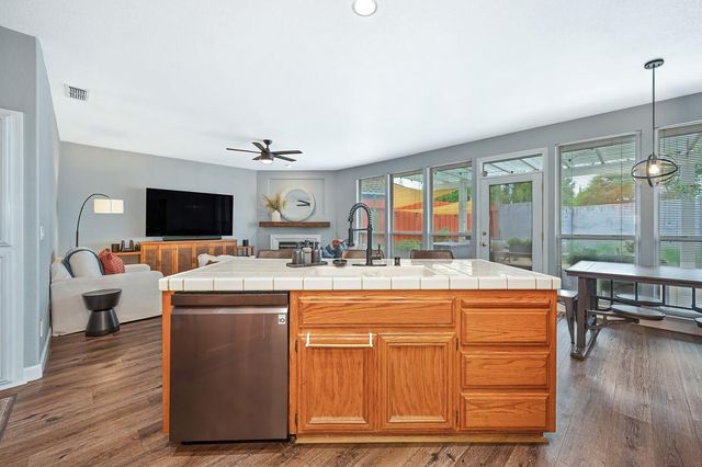8000 Auburn Oaks Village Ln, Citrus Heights, CA 95610