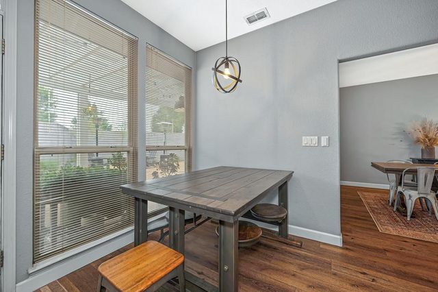 8000 Auburn Oaks Village Ln, Citrus Heights, CA 95610