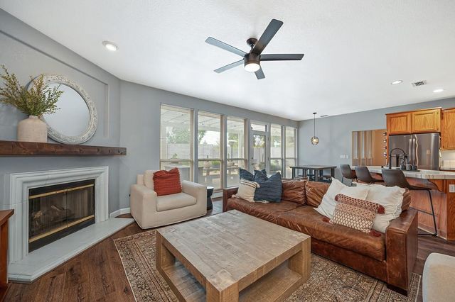 8000 Auburn Oaks Village Ln, Citrus Heights, CA 95610