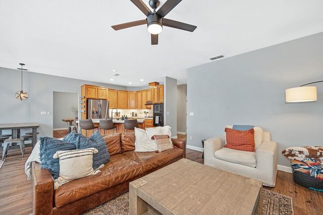 8000 Auburn Oaks Village Ln, Citrus Heights, CA 95610