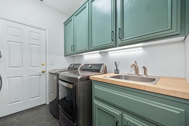 8000 Auburn Oaks Village Ln, Citrus Heights, CA 95610