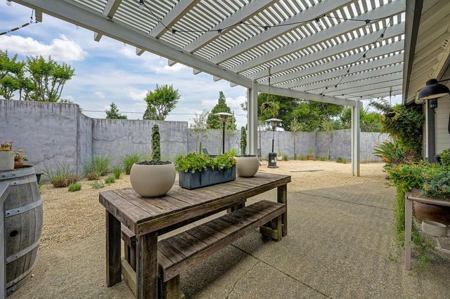 8000 Auburn Oaks Village Ln, Citrus Heights, CA 95610