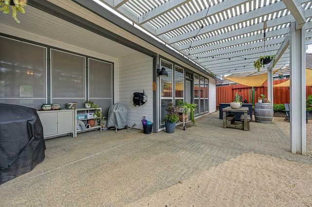 8000 Auburn Oaks Village Ln, Citrus Heights, CA 95610