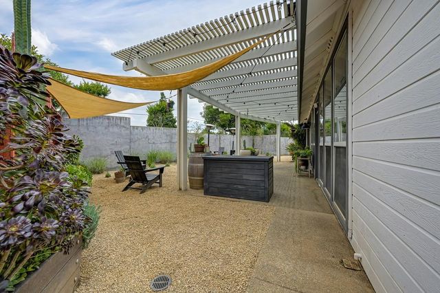 8000 Auburn Oaks Village Ln, Citrus Heights, CA 95610