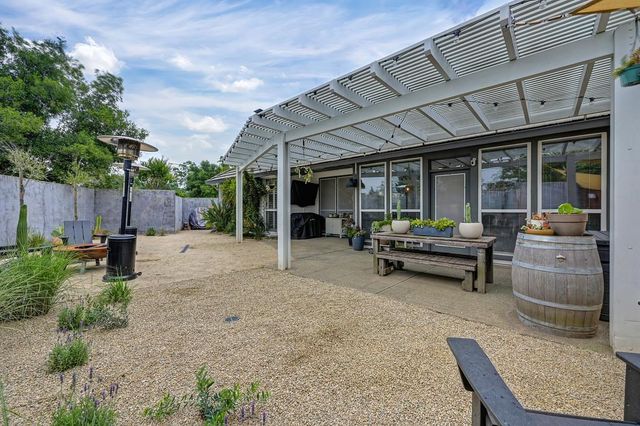 8000 Auburn Oaks Village Ln, Citrus Heights, CA 95610