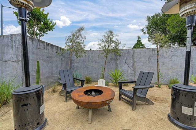 8000 Auburn Oaks Village Ln, Citrus Heights, CA 95610
