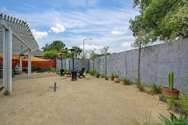 8000 Auburn Oaks Village Ln, Citrus Heights, CA 95610