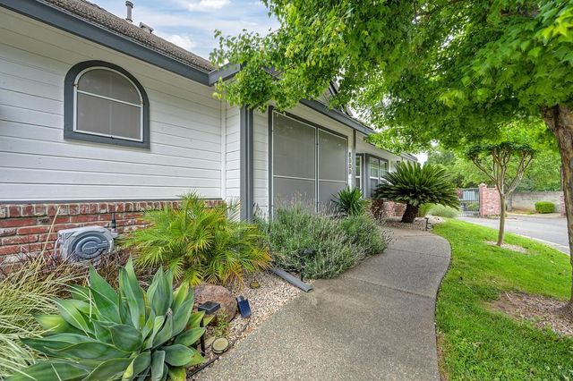 8000 Auburn Oaks Village Ln, Citrus Heights, CA 95610