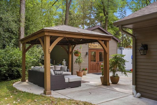 19800 W Briar Ridge DRIVE, Brookfield, WI 53045