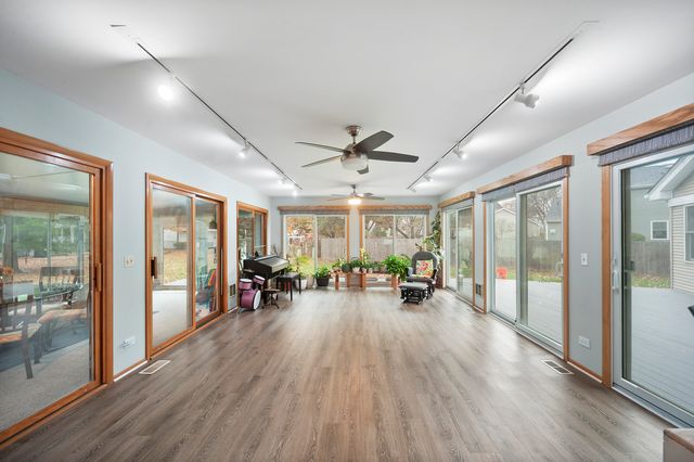 8 Hampton Court, Mundelein, IL 60060