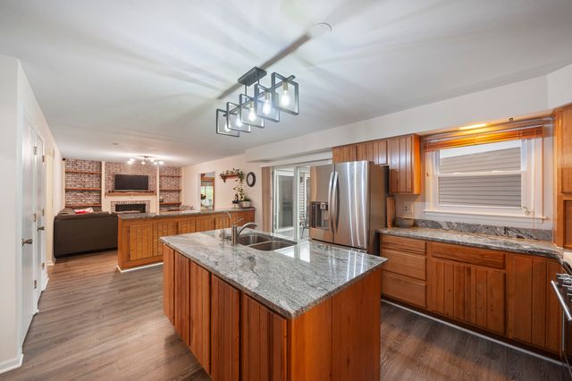 8 Hampton Court, Mundelein, IL 60060