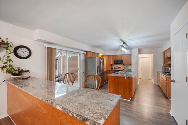 8 Hampton Court, Mundelein, IL 60060