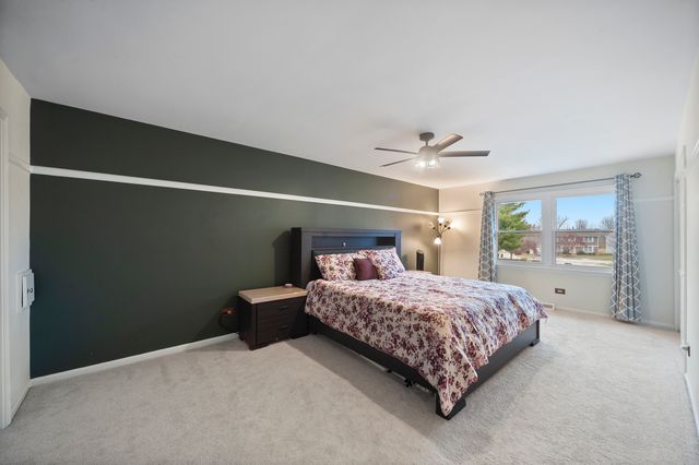 8 Hampton Court, Mundelein, IL 60060