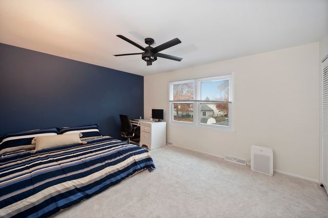 8 Hampton Court, Mundelein, IL 60060