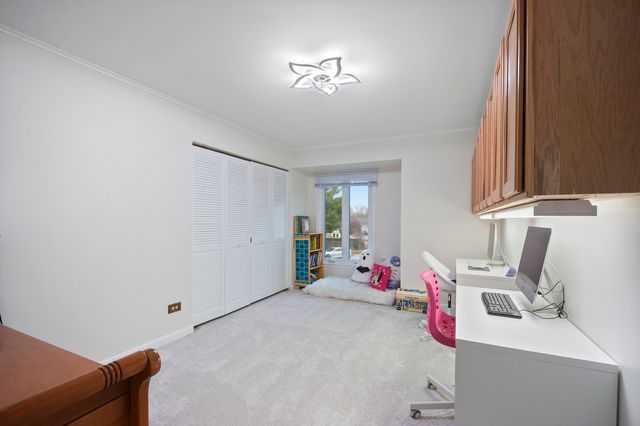 8 Hampton Court, Mundelein, IL 60060