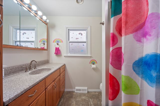 8 Hampton Court, Mundelein, IL 60060