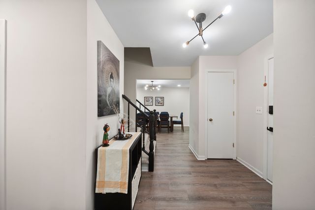 8 Hampton Court, Mundelein, IL 60060