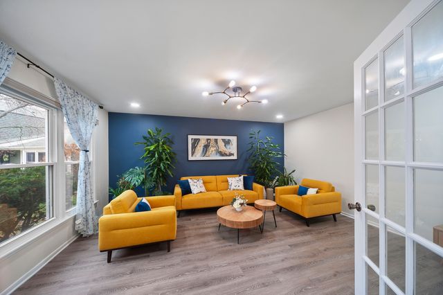 8 Hampton Court, Mundelein, IL 60060