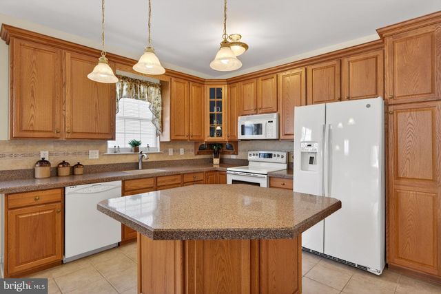 2852 DONEGAL DR, Macungie, PA 18062