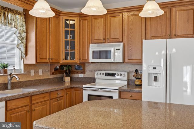 2852 DONEGAL DR, Macungie, PA 18062