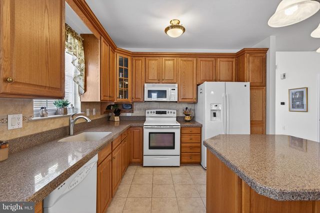 2852 DONEGAL DR, Macungie, PA 18062