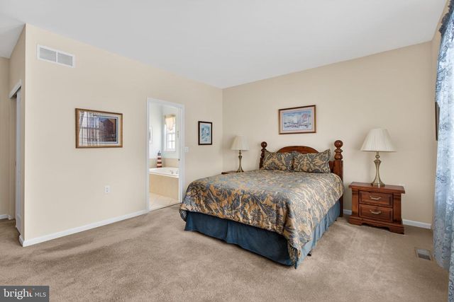 2852 DONEGAL DR, Macungie, PA 18062